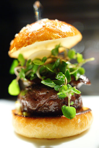 Le burger, au foie gras et aux poivrons verjutés (beef and foie gras burger with caramelized bell peppers)