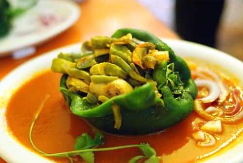 Chile Relleno con Hongos y Nopales