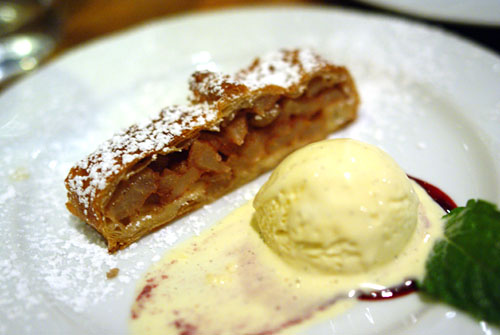 Strudel di Mele con Gelato alla Vaniglia