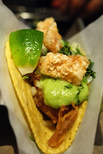 Carnitas con Salsa de Tomatillo Taco