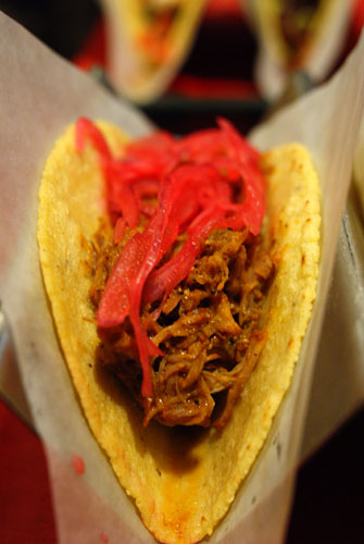 Cochinita de Pibil con Cebolla en Escabeche Taco