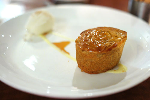 Pastel Vasco con helado de leche merengada