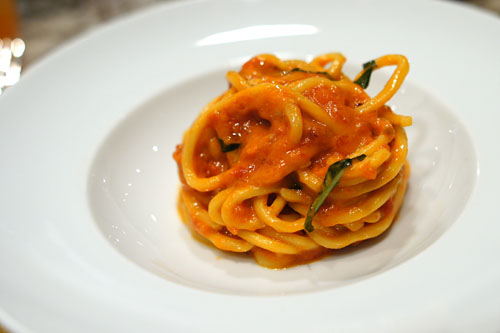 Spaghetti, tomato & basil