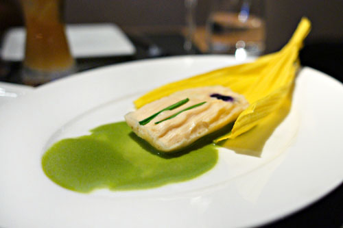 Tamale de Mousse de Saumon, cuit á la vapeur dans une Gousse de Maïs, Nixtamal, Beurre au Cilantro