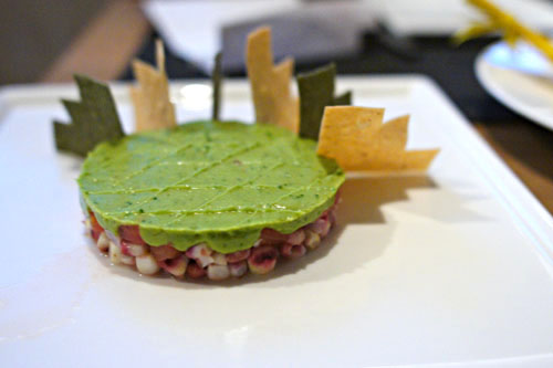 Gâteau d'Avocat au Tomate et Maïs, servi avec des Flèches de Maïs Jaune