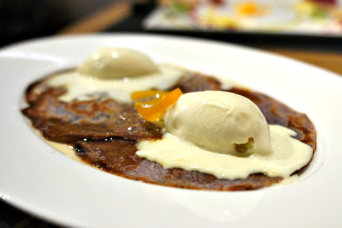 Crêpes de Maïs Bleu, servies avec une Glace á la Citrouille