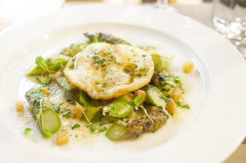 'asperge vert' et oeuf sur la plat, reggiano, beurre noisette, citron