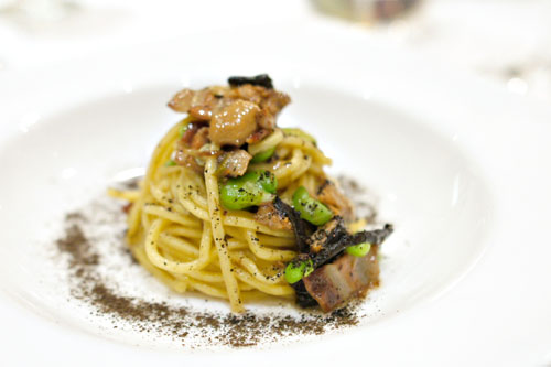 Spaghetti con funghi, piselli e fave