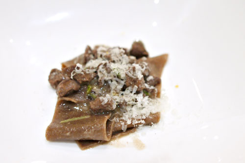 Pappardelle al cacao con sugo di capra