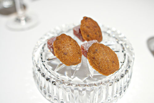 Petit fours 'red pepper-black olive'
