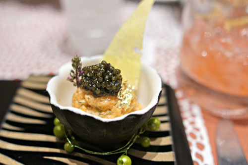 Le Caviar, tartare de saumon aux jeunes pousses de shiso (salmon tartar with shiso sprouts)