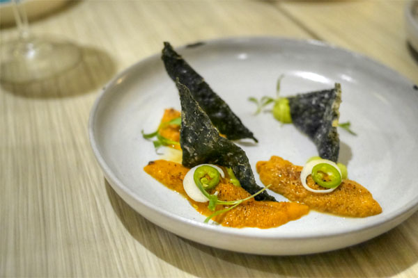 Sea urchin 'tataki' with avocado mousse, hearts of palm and seaweed doritos