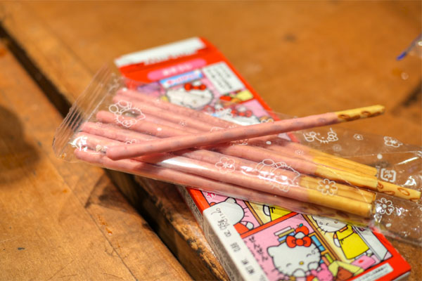 Kabaya Hello Kitty 40th Anniversary Strawberry Biscuit Sticks