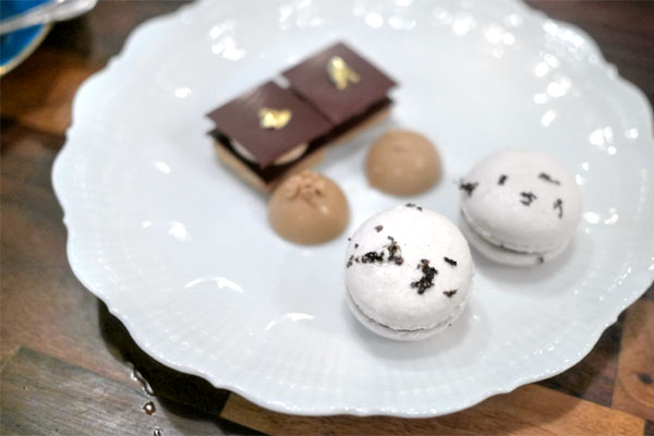 Palet d'Or / White Chocolate Truffle with Truffle / Black Truffle Macaron