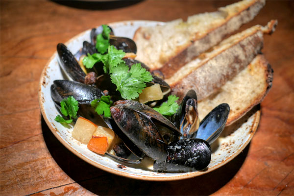 Mussels, green curry, green chorizo, cilantro, grilled country bread