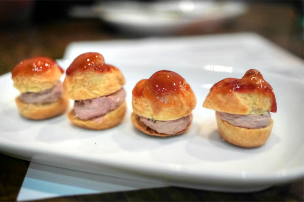 Croque en Bouche de mousse de foie de volaille et foie gras