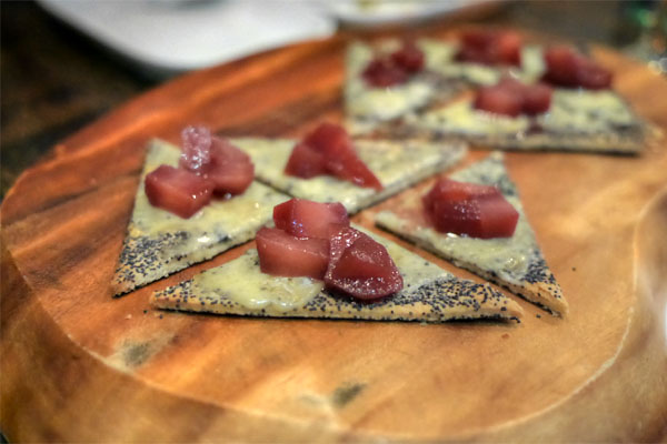 Tartelette de Point Reyes au pavot bleu, poire pochée vin d'épice