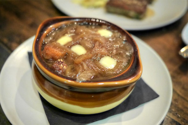 Soupe a l'oignon, croûtons aïllé, Comté