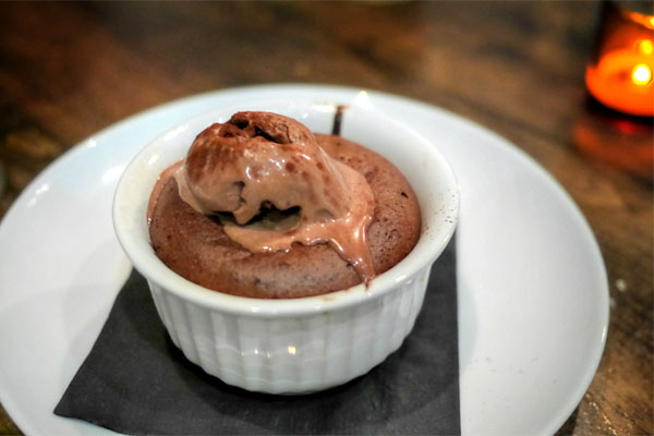 Choco-mousse cake, crème glacée au café et chocolat au lait