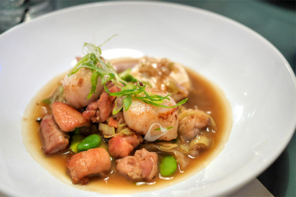 Soy l'y Laisse de Poulet scallops et oeuf poché en demi deuil, salade de fève et poireau