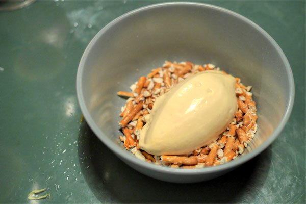 glace aux caramel aux beurre noisette, granola de Pretzel