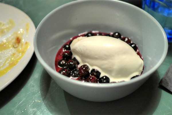 chaud foie de Myrtille, Sorbet de Lait infusé au riz brun torrefié