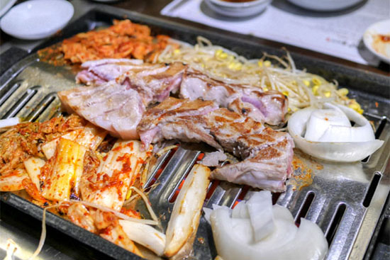 Buljip Saeng Samgyeopsal: Cooking