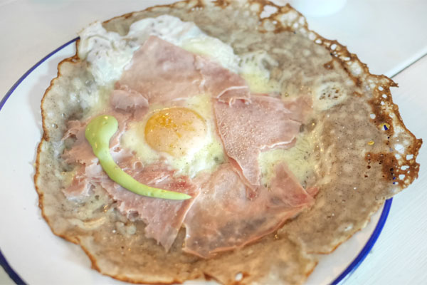 Galette crêpe: egg, ham, comté, avocado milk