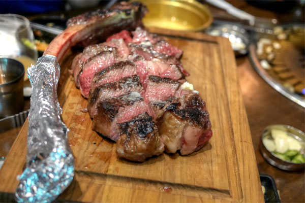 Tomahawk Steak (Cut and Served)