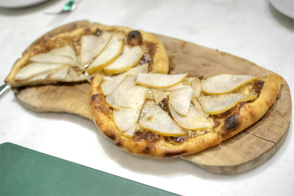 Pizzetta Asian Pear & Fourme d'Ambert