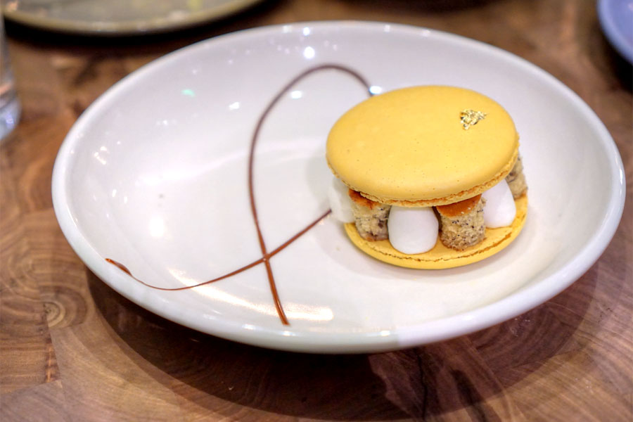 Banana Cream Grand Macaron