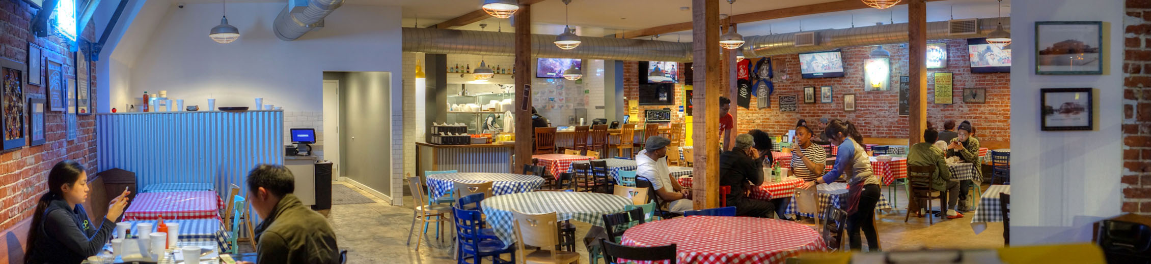 Gus's World Famous Fried Chicken Interior