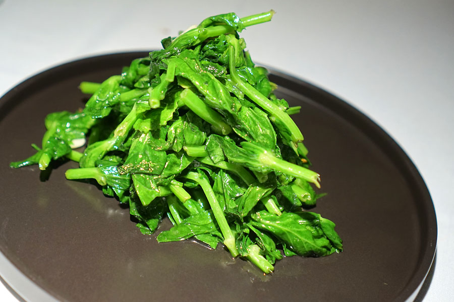 Sauteed pea-tips, with garlic