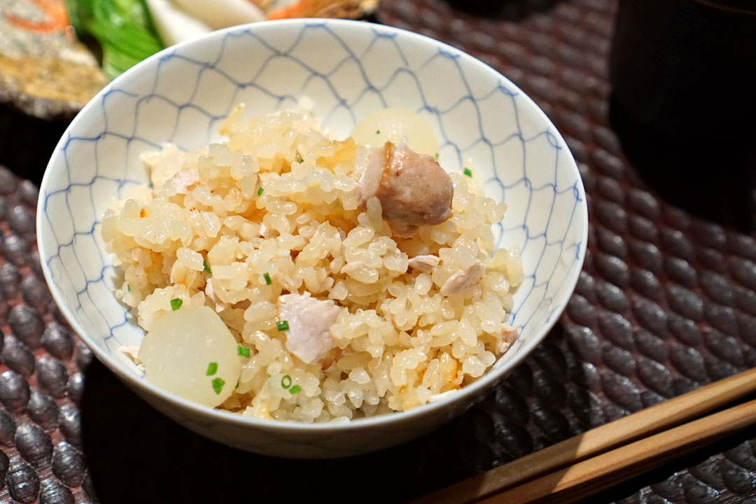 Buri-Daikon Kamameshi (In Bowl)