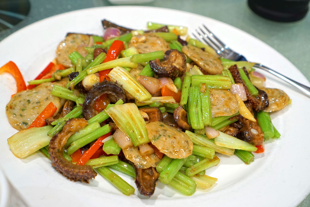 海參魚餅炒唐芹 (Sea Cucumber and Fish Cakes with Celery)