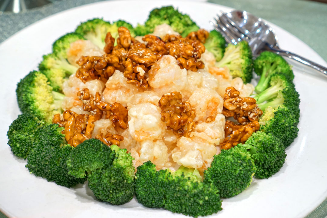 沙律明蝦球 (Stir-fried Prawns with Salad Dressing)