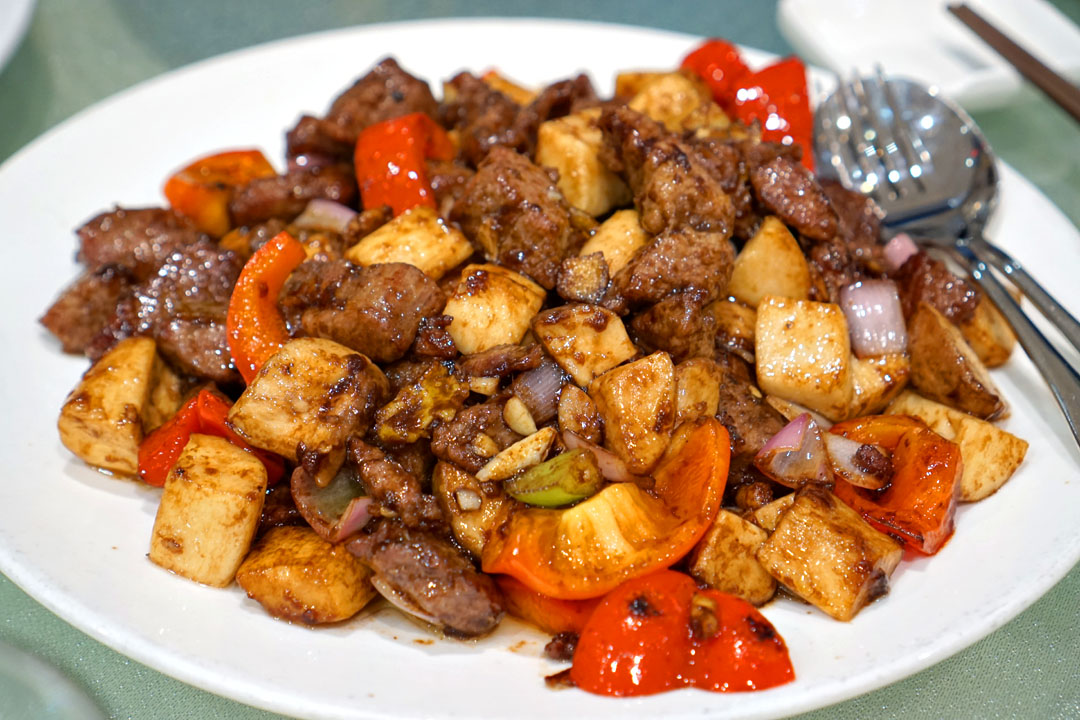 松茸菇炒牛柳粒 (Stir-fried Beef Tenderloin with Matsutake Mushrooms)