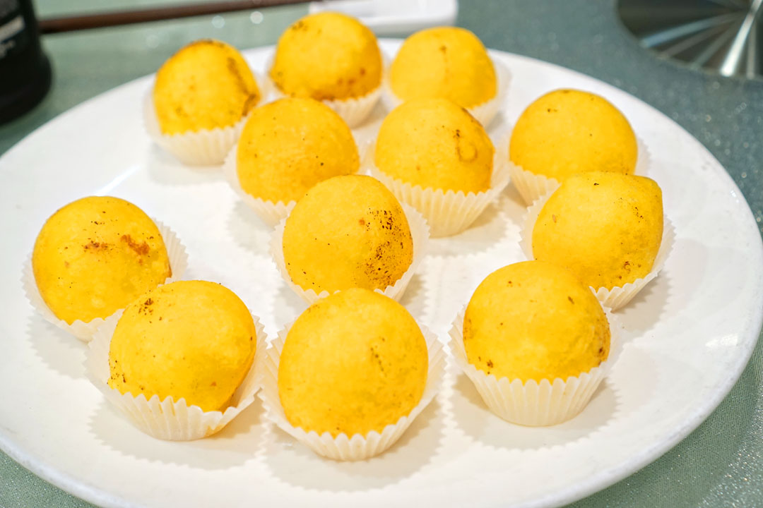 金沙湯丸 (Sticky Rice Ball Stuffed with Salty Egg Yolk)