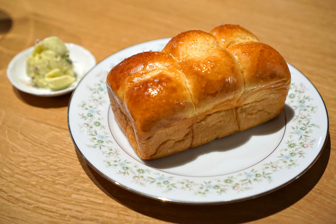 Milk bread, garlic