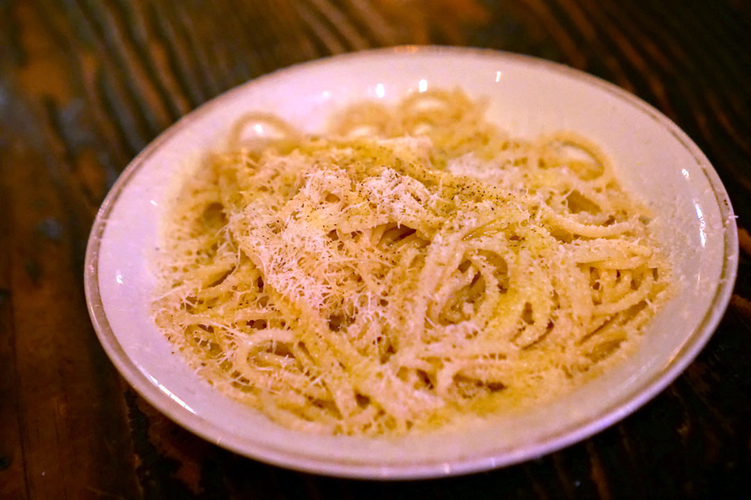 Cacio e Pepe: Spaghetti, Pecorino Romano