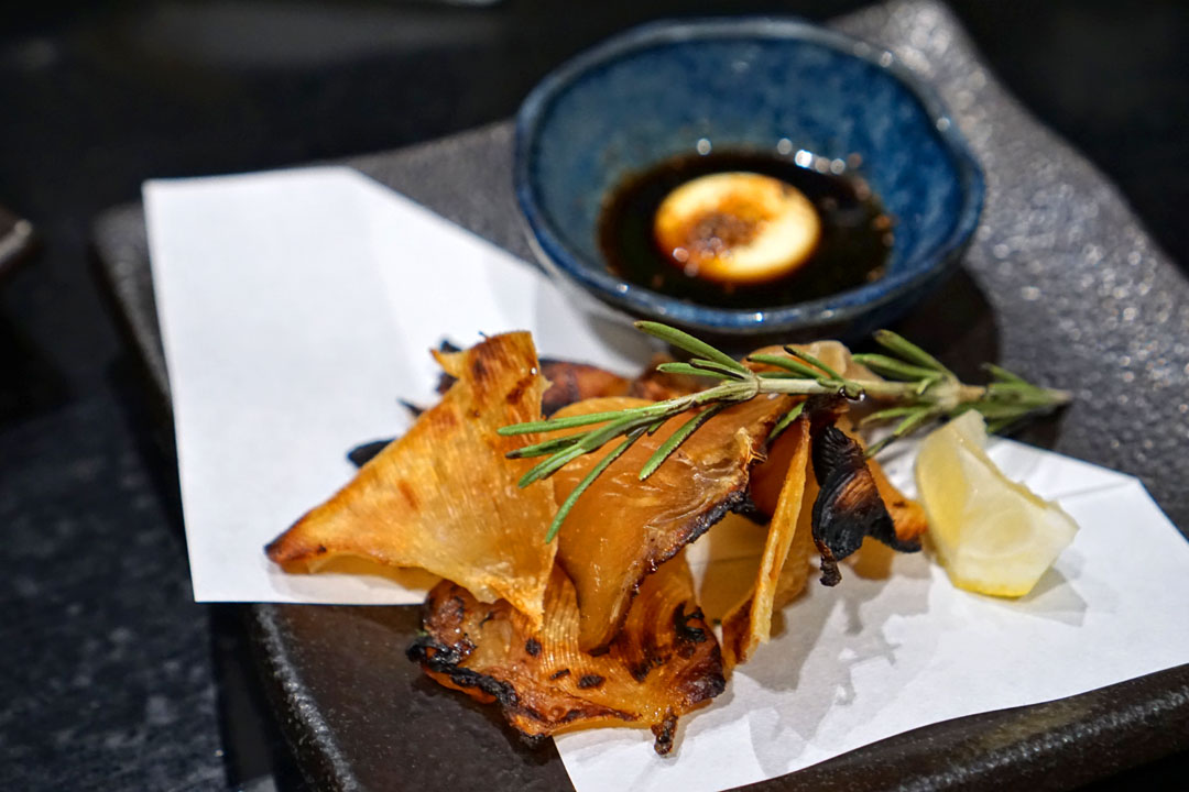 エイヒレの炙り焼き - Grilled and Seared Ray Fin