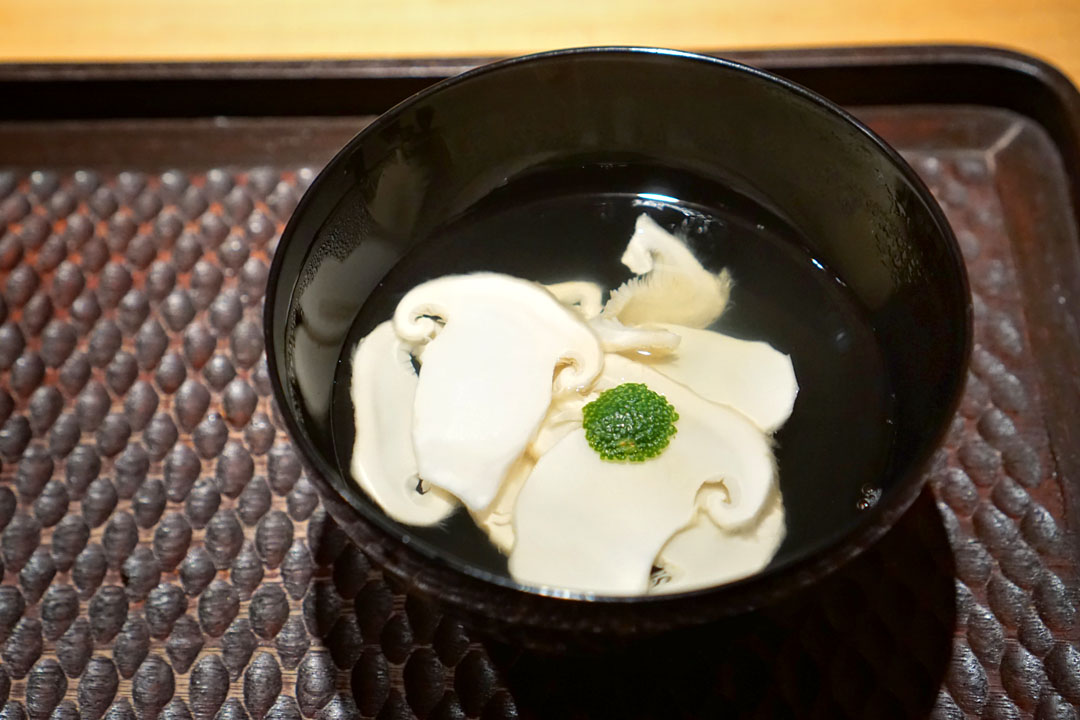 お椀: 松茸 吸い物 (Owan: Matsutake Suimono)