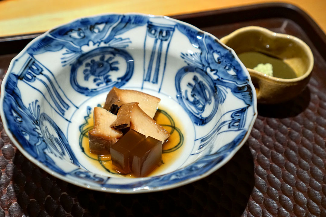 蒸し鮑 肝ソース (Steamed Abalone with Liver Sauce)