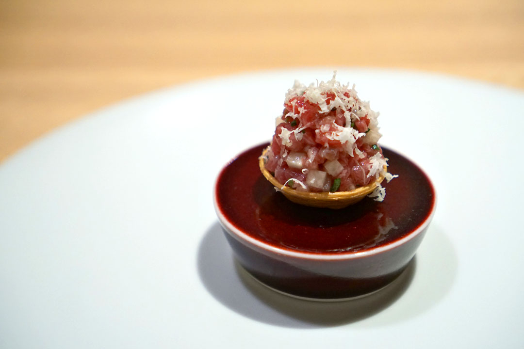 육회 타르트 (A5 Wagyu Beef Tartare, Horseradish, Handpressed Sesame Oil)