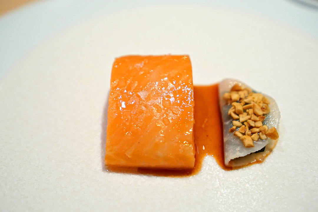 연어 (Ōra King Salmon, Kohlrabi, Honeycrisp, Hazelnut)