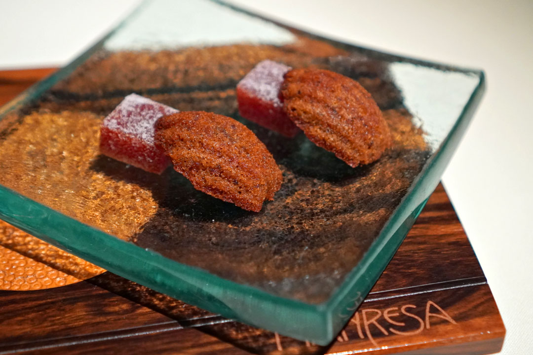 Petit fours 'red bell pepper-black olive'