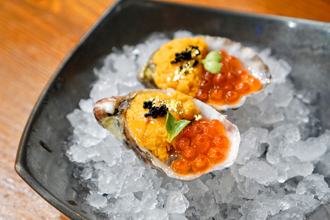Miyabi Oysters (ミヤビウニ特製 生カキのウニ、イクラのせ)