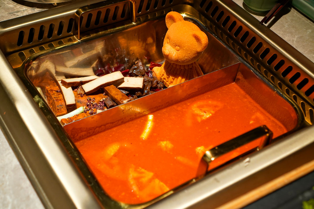 番茄和牛 Wagyu Tomato Pot / 秘制和牛牛油火锅 (小辣) House Special Wagyu Spicy Dripping Pot (Mild) + 牛油小熊 Teddy Bear