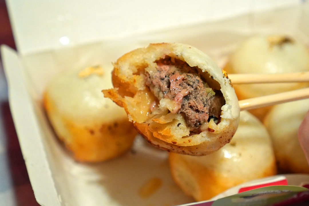 24K金黑松露生煎包 24K Gold Black Truffle Pan-Fried Bun (Inside)