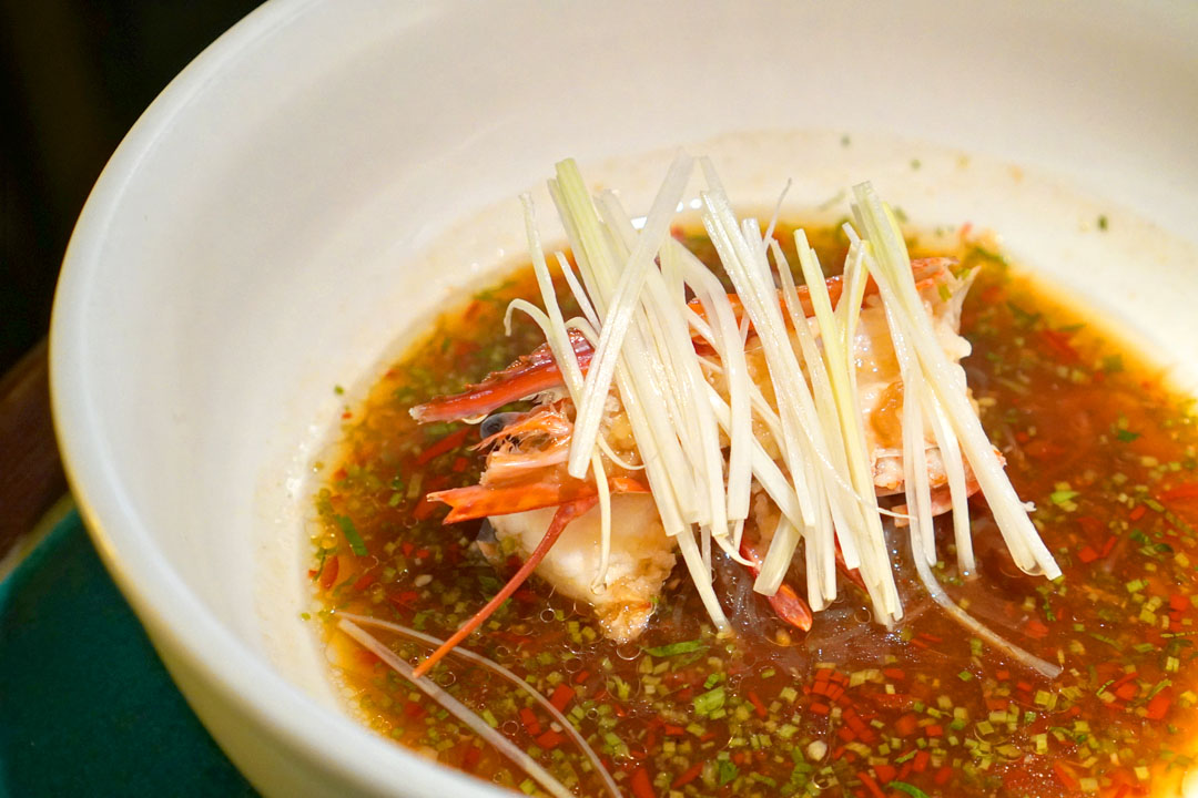 蒜茸蒸虾 Garlic steamed wild tiger prawn, mung bean noodles, superior soy